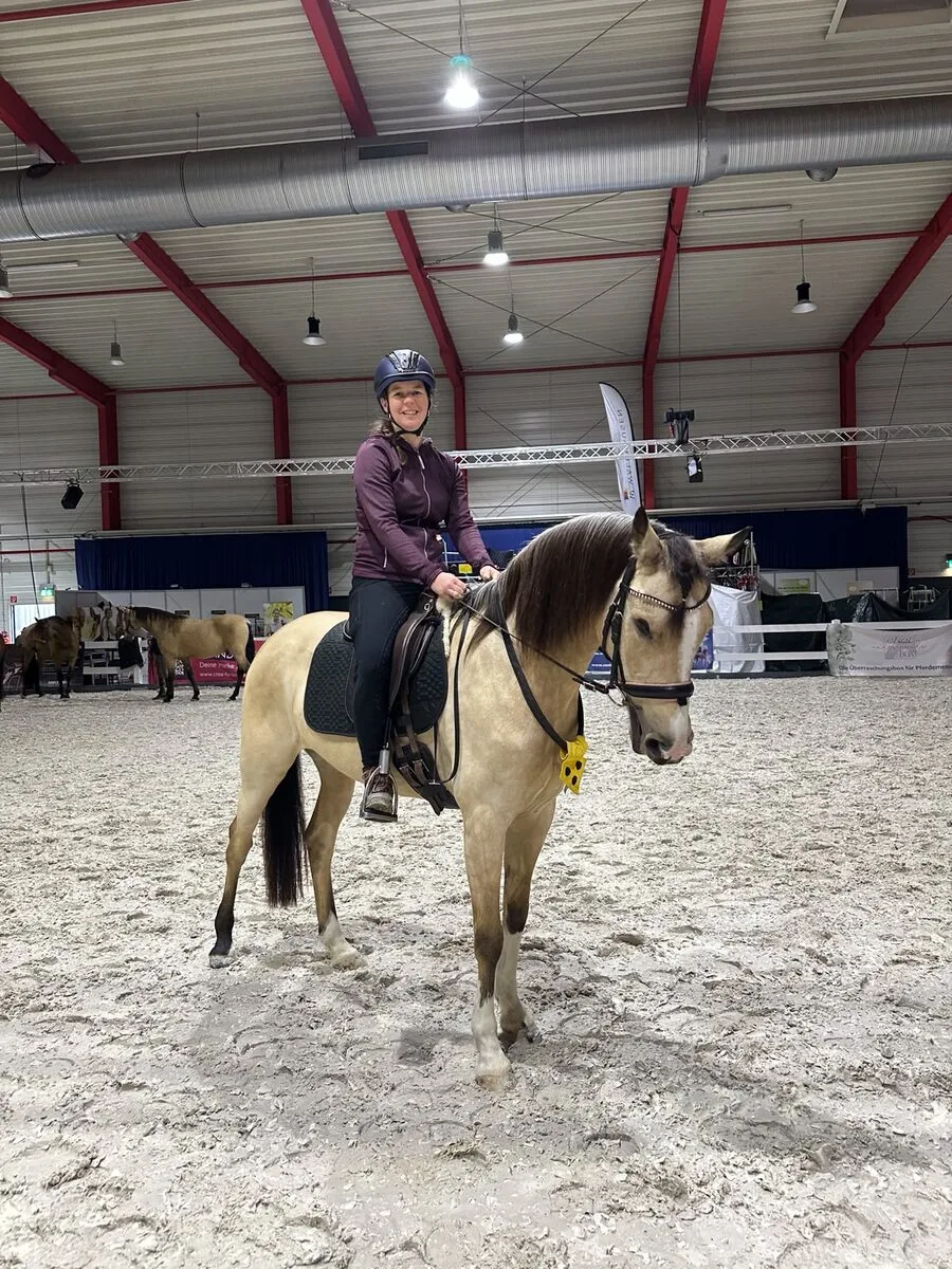 Caro reitet ihre blinde Araberstute Chaya in der Halle