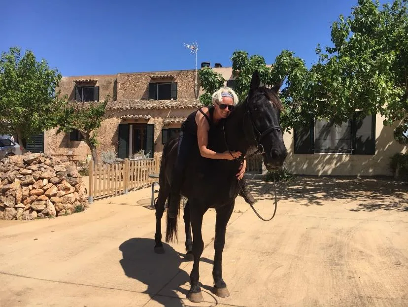 Nicki mit ihrem blinden Pferd Lucero auf Mallorca