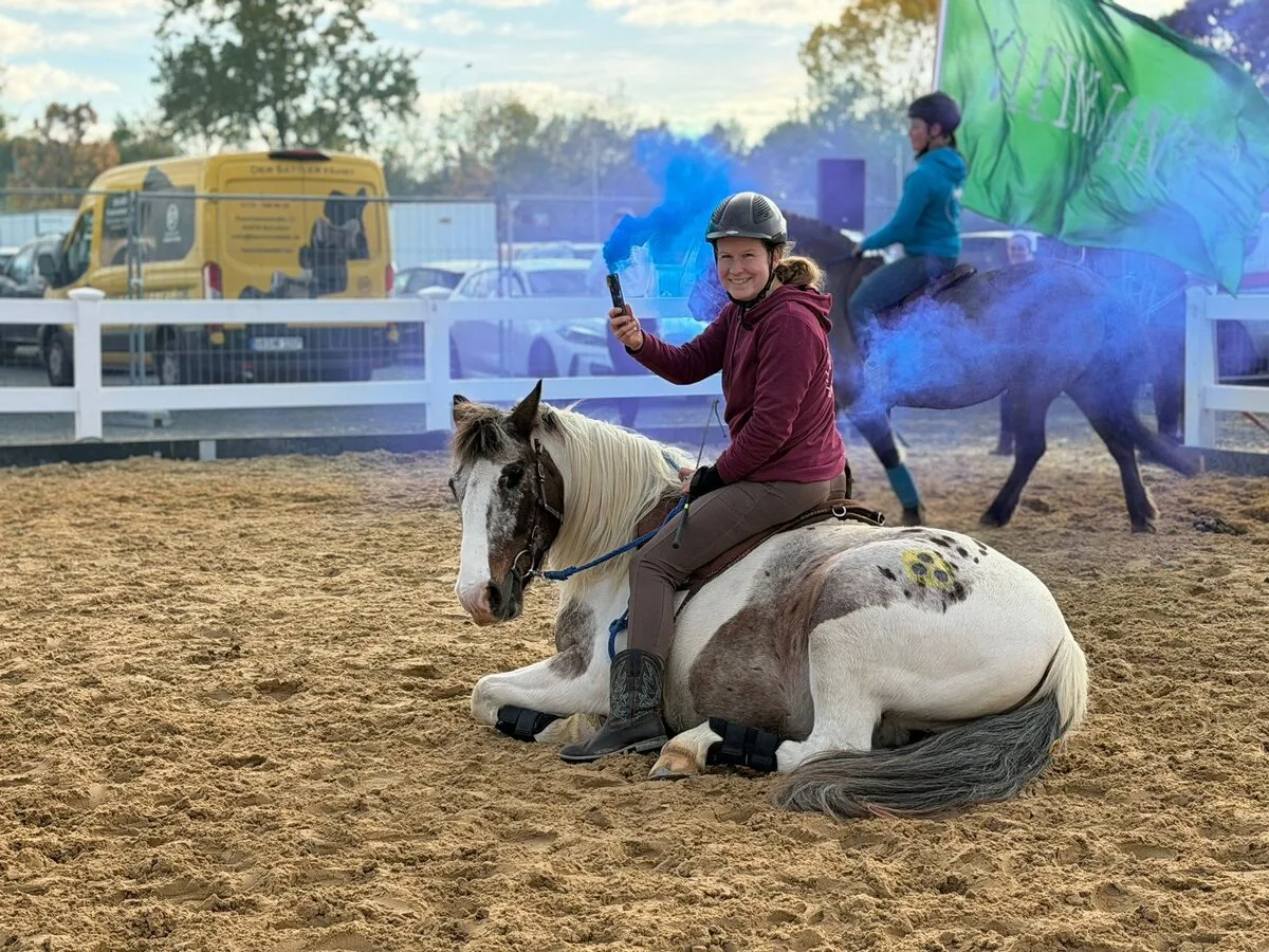 Pino liegt entspannt im Ring, während im Hintergrund Rauch bei der Pyrotechnik-Show aufsteigt